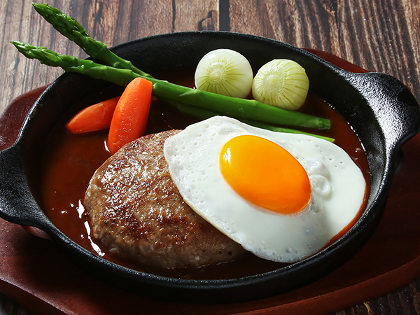 HIDA TAKAYAMA MEAT HAMBURGER STEAK<br />
(Hida Takayama PLESURE PORK, Hida beef special blend)<br />
Demi-glace sauce